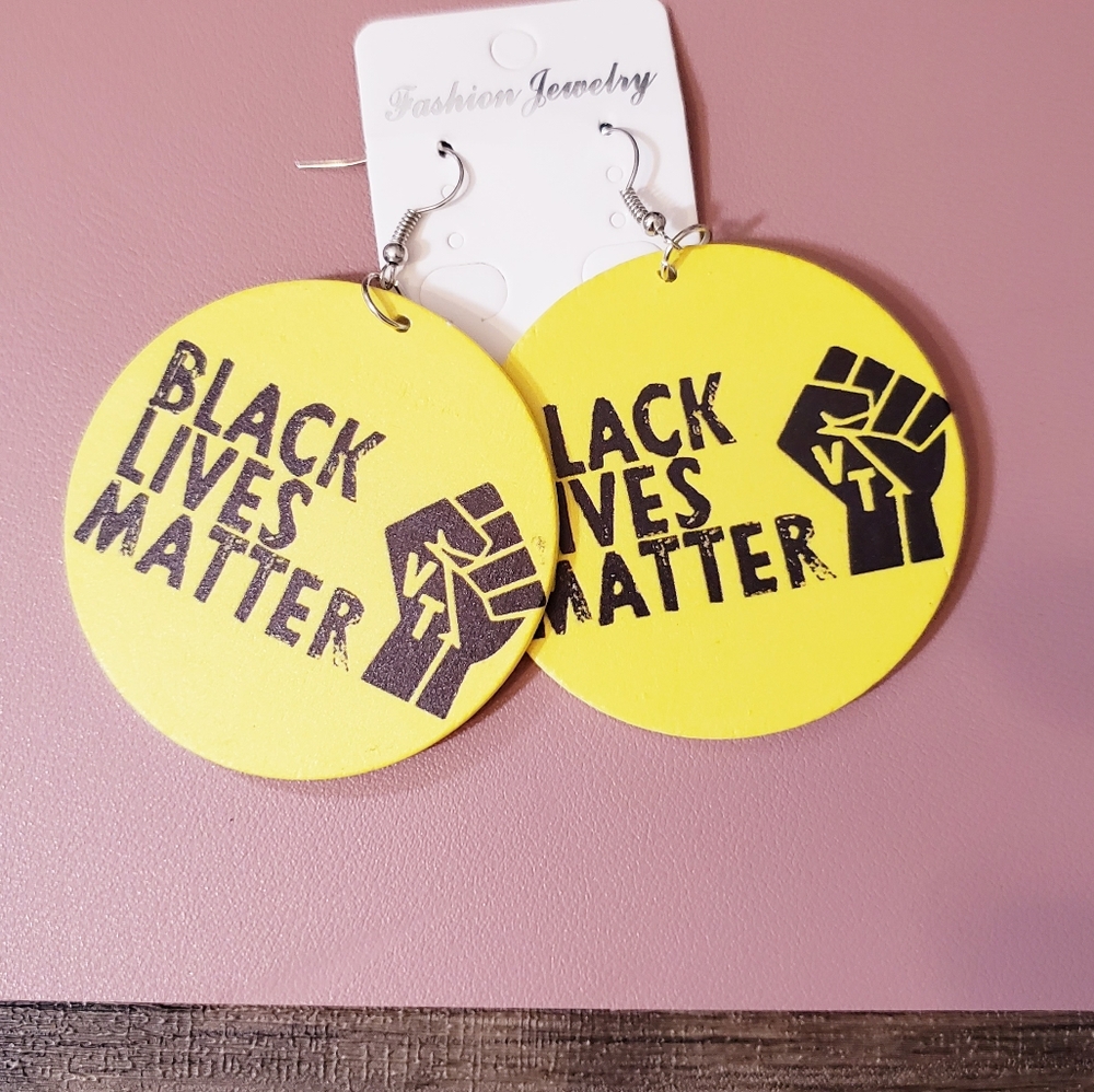 BLACK LIVES MATTER yellow and black dangle earring - Picture 2 of 2